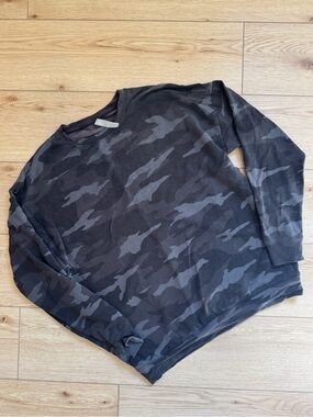 athleta camo charcoal grey pullover top